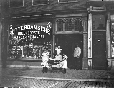 853318 Gezicht op de voorgevel van de Rotterdamsche Goedkoopste Margarinehandel (Neude 5) te Utrecht.